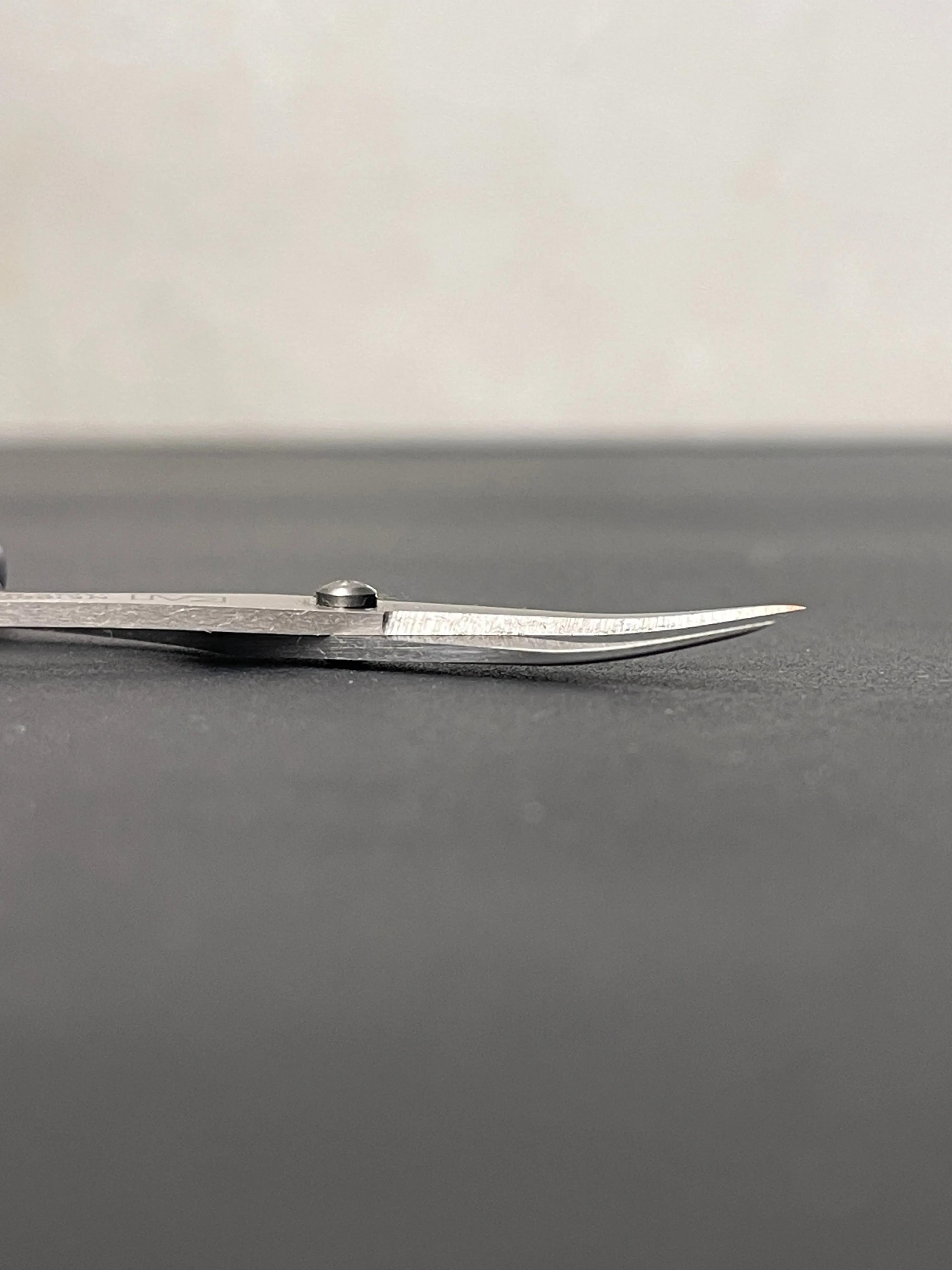 KAI EMBROIDERY FINE POINT CURVED SCISSORS 4"/100MM