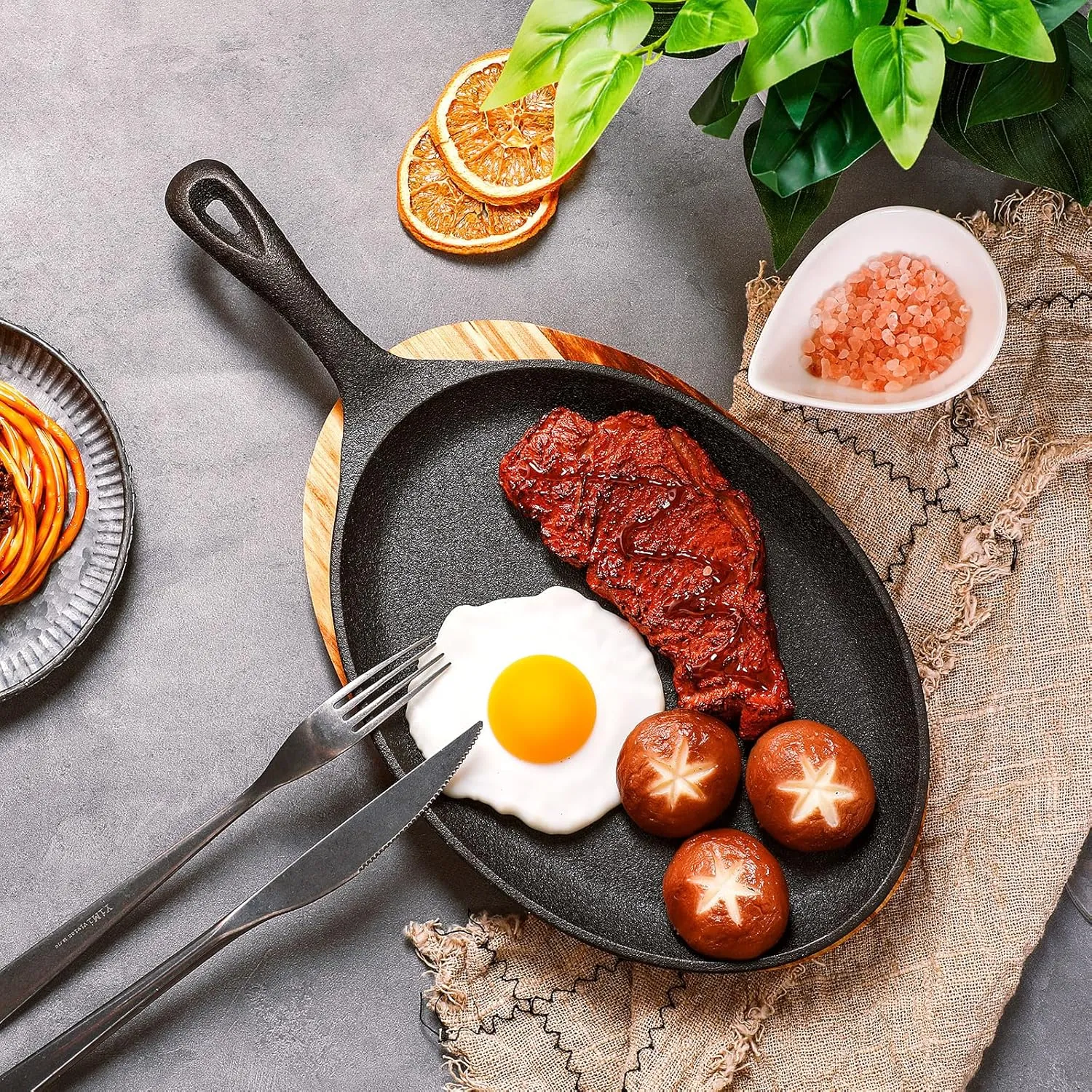 Lallisa 2 Sets Cast Iron Fajita Plate Set Fajita Plate Pan with Wooden Tray Anti Scald Protection Hot Mitt Cast Iron Skillet Set for Home Barbecue Kitchen Party Restaurant Catering Service