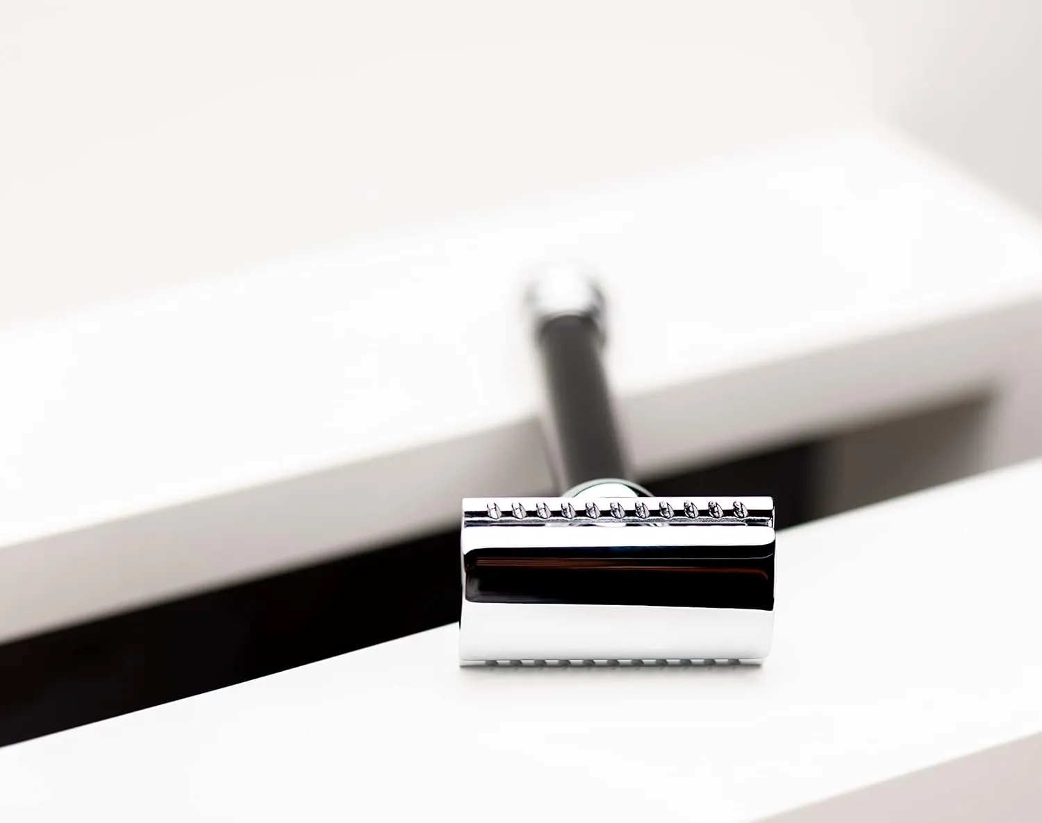 MERKUR 38B Double Edge Safety Razor - Black Handle | Extra Large Barber Pole Grip Brass Handle | Made in Germany | Plastic-Free | Two Piece Design | Closed Comb | Straight Bar