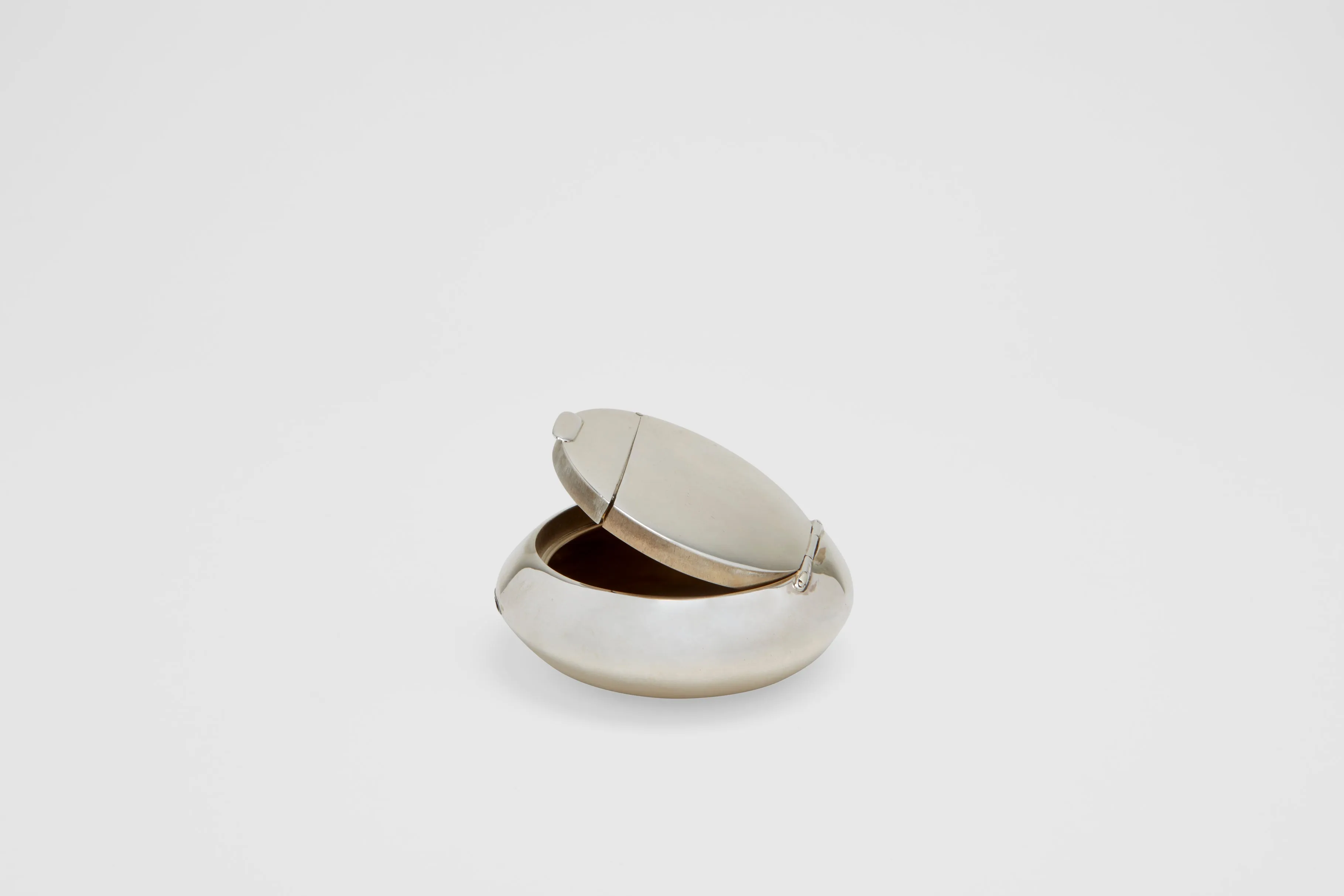 Tobacco Pot with Vesta